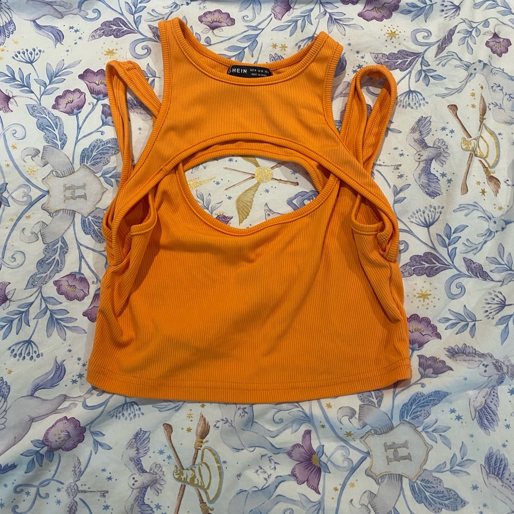 Like new, ribbed SHIEN crop top. SIZE M